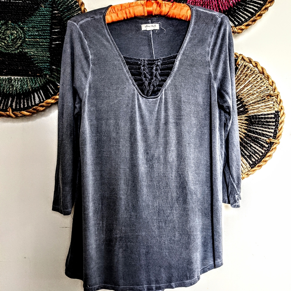 ❤️ 3/$25 Boho Edgy Weaved V Neck Top - Picture 8 of 8